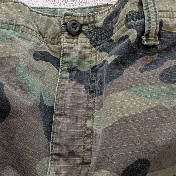 Gap Men's Camouflage Cargo Shorts. Size 36 - Picture 7 of 7